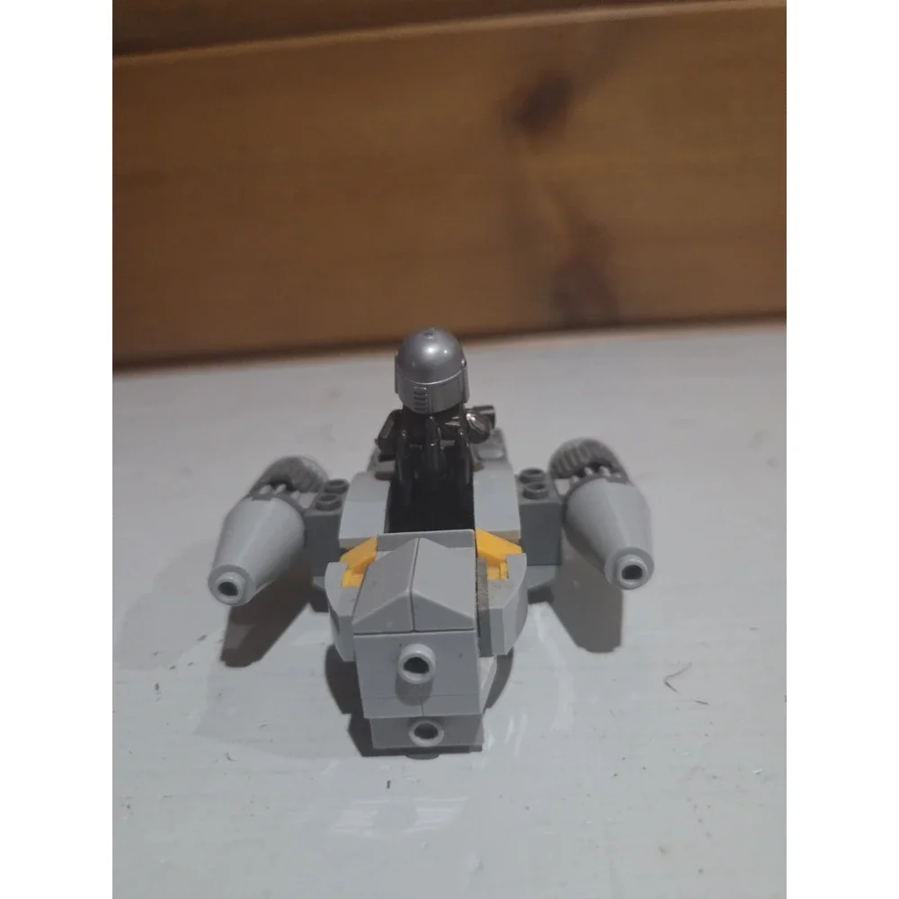 LEGO Star Wars: The Razor Crest Microfighter 75321 + Mandalorian Din Djarin Fig
